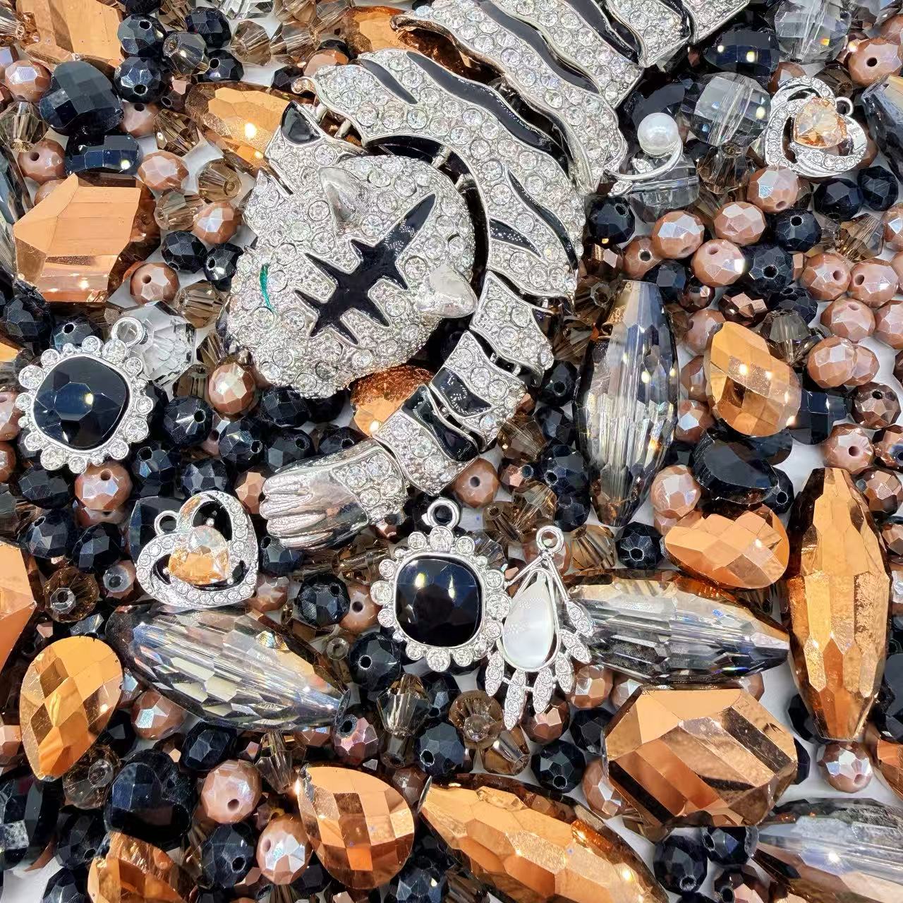 (Artist) Giant Luxury- Roar