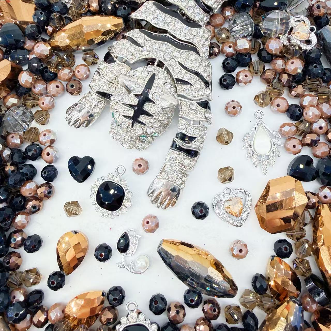 (Artist) Giant Luxury- Roar